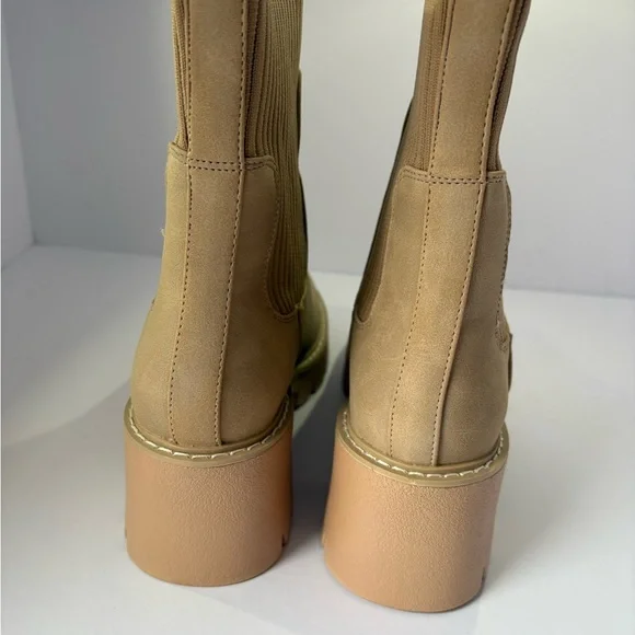 Chic Tan Ankle Boots with Ribbed Design - Picture 4 of 7